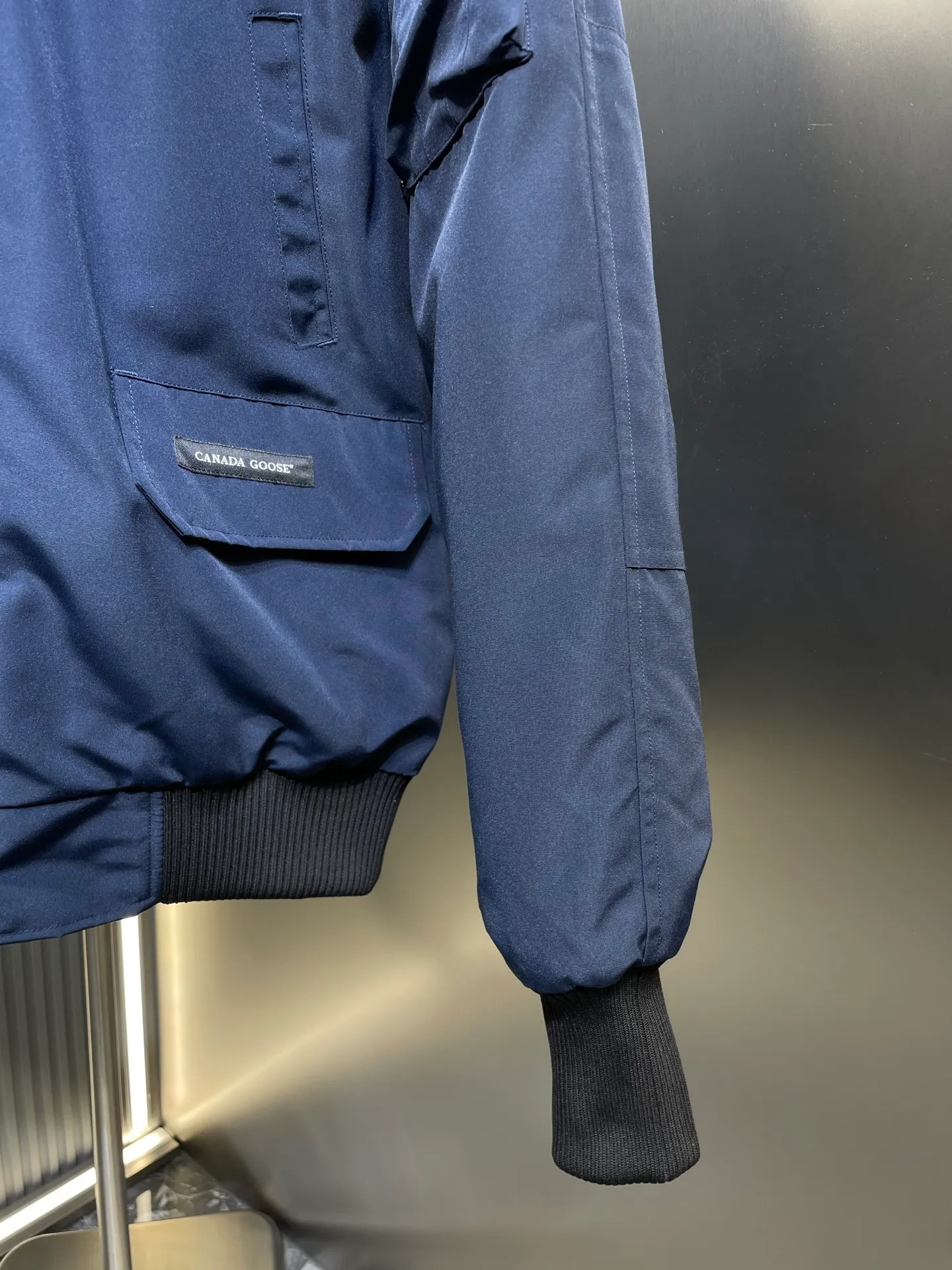 P900 special down Canada Goose Canada Goose #Chilliwack 7999M bomber jacket short down jacket/01 model #女与狠# Genuine synchronous anti-counterfeiting chip sensor! ➖ Imported 21S polyester-cotton blended original fabric [last year’s 16S/18S hard fabrics have been completely eliminated, this year all use 21S genuine synchronous fabrics, the soft mid-strap feels delicate and textured], genuine synchronous Feather-Light 10D waterproof coating fabric, made of 84.5 polyester fiber and 15.5 cotton, 100% the best feel in the entire network! ➖ The genuine official website is synchronized with the national standard 80 white duck down, you can check the official website customer service, there will never be a series of misleading claims such as 90 down or goose down! ➖ Using the best nylon lining with double double-layer sealing design, velvet-proof No. 7 needle + grid-filled down ready-made garments, there is 100% no so-called velvet running! ➖ The cuffs are designed with thickened seamless threads, and the collar and pockets are lined with top-quality polar fleece to keep you warm and comfortable! ➖ Yoshida YKK provides original custom-made electroplated sliders. YKK two-way lockable zippers are tight and smooth and will not peel off paint! ➖ 3M composite guarantees that the Velcro is the same as the original, durable, and all accessories and hardware are custom-made! ➖ Imported BEHRINGER embroidery machine to customize the 10,000-needle embroidery logo, 98% of which can be reproduced to restore the original logo. You can check and compare on the official website! ➖ The fur collars are all made of large pieces of Western Canadian blue wolf hide, ensuring that each fur collar is 13-15cm wide!   Size:XS-XXL